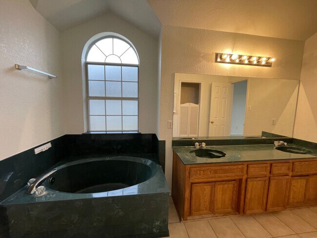 Building Photo - 2306 Moonstone Dr