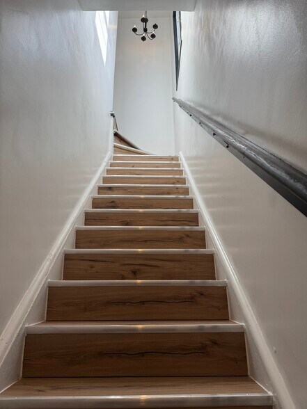 Building Photo - 647 W 48th Pl