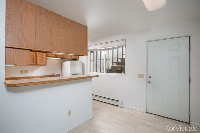 Building Photo - 1 BD, 1 BA Apartment Nestled Back on a Cul-de-Sac