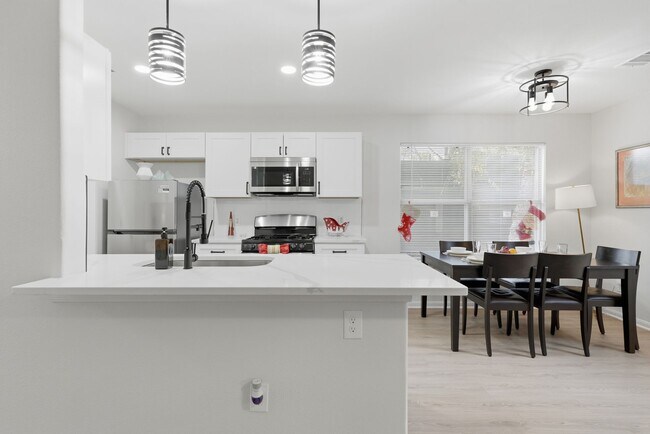 Building Photo - 4 bed with back yard in great East side location.