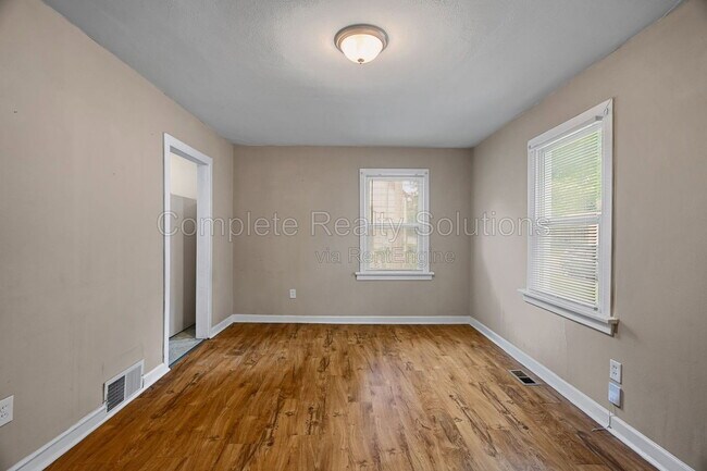 Building Photo - 449 S Dade Ave