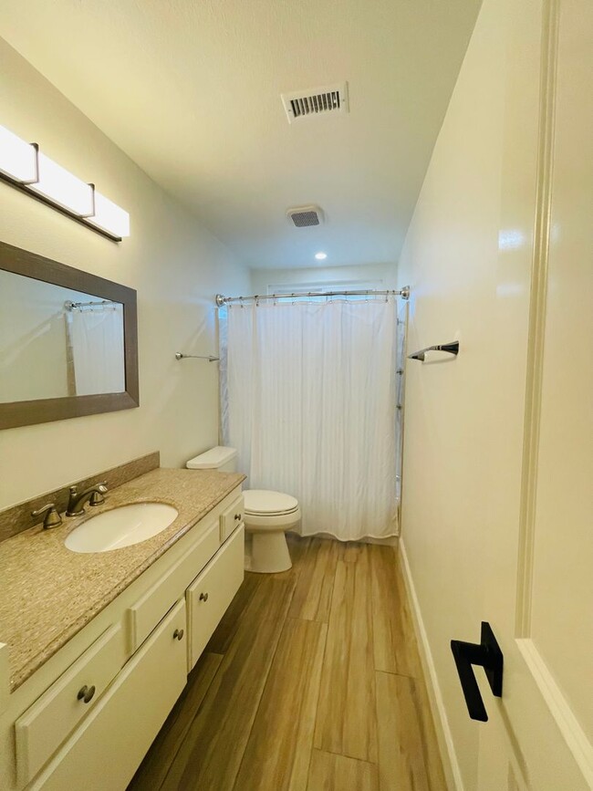 Building Photo - Amazing renovated 4 bedroom 2 full bath si...