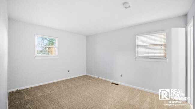 Building Photo - Lovely 4 BR/2.5 BA Split-level in Quite Ne...