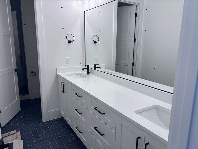 Building Photo - Brand New 6 Bed 4 bath home with built in ...