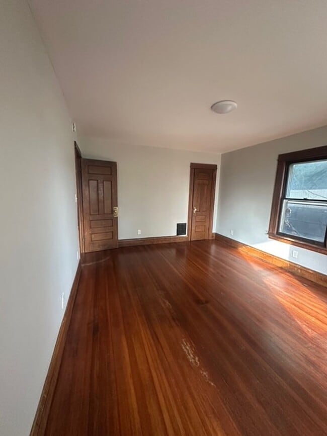 Building Photo - Spacious Single Family 4-Bedroom 1.5-Bath Home For Rent