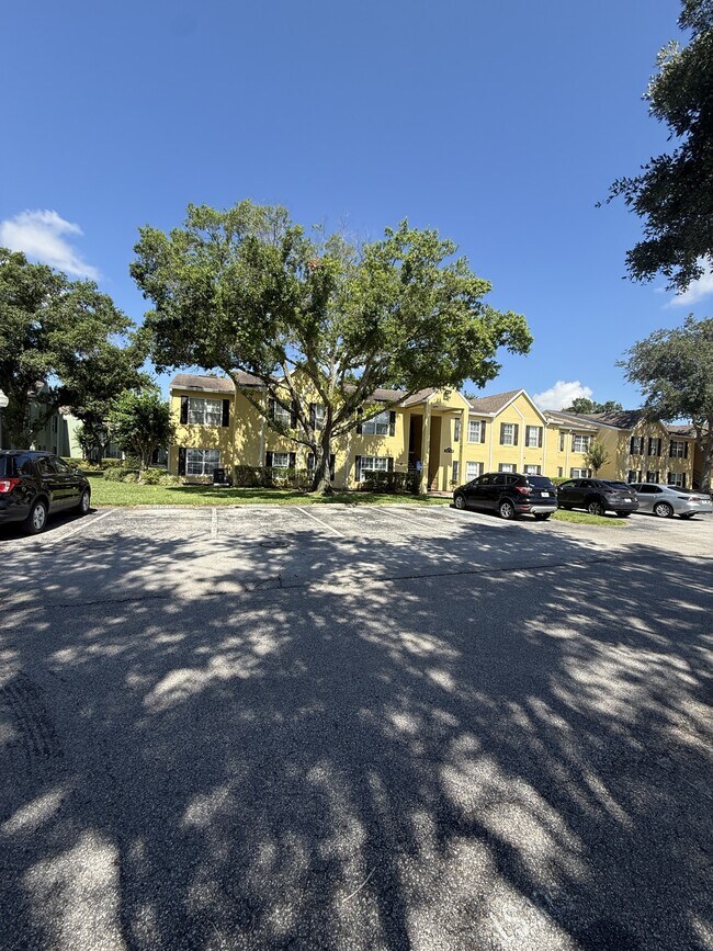 Building Photo - 2013 Dixie Belle Dr