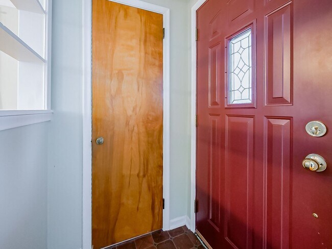 Building Photo - AVAILABLE NOW! Spacious 4-Bed Gem in the Heart of Clawson!