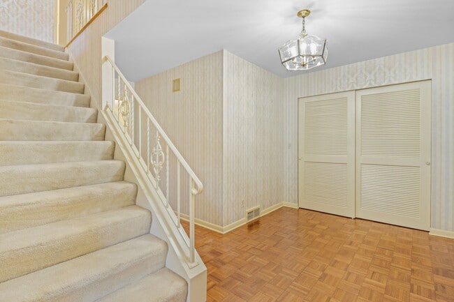 Building Photo - 4 bed 3.5 bath home in East Grand Rapids