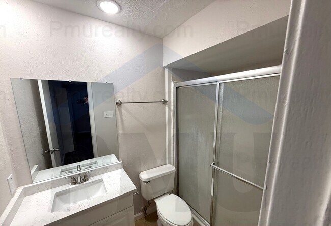 Building Photo - AVAILABLE NOW!!! Charming and spacious 3 bedrooms and 2 full bathrooms house in Dallas