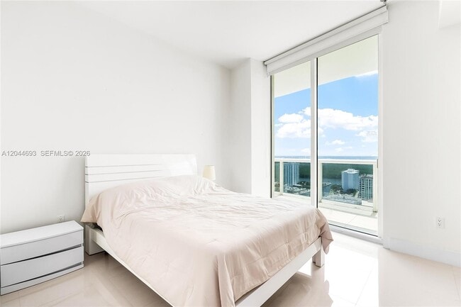 Building Photo - 16001 Collins Ave
