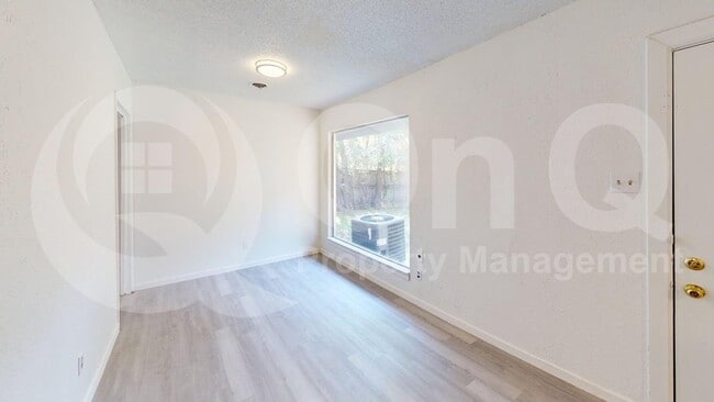 Building Photo - 910 S Mills Dr