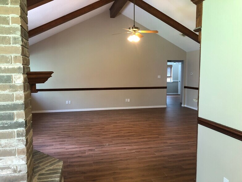 Building Photo - 22014 Shady Valley Dr