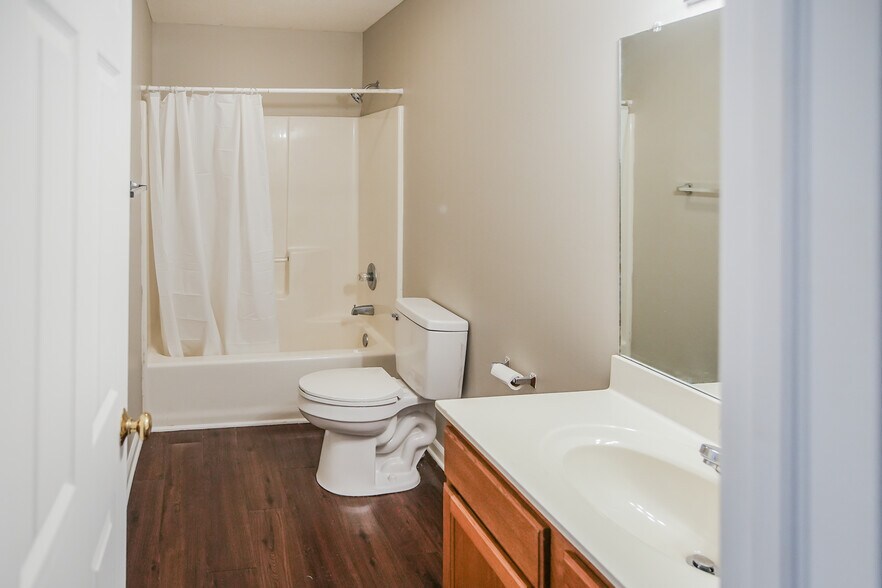 Full bath - upstairs hall - 3709 S Cramer Cir