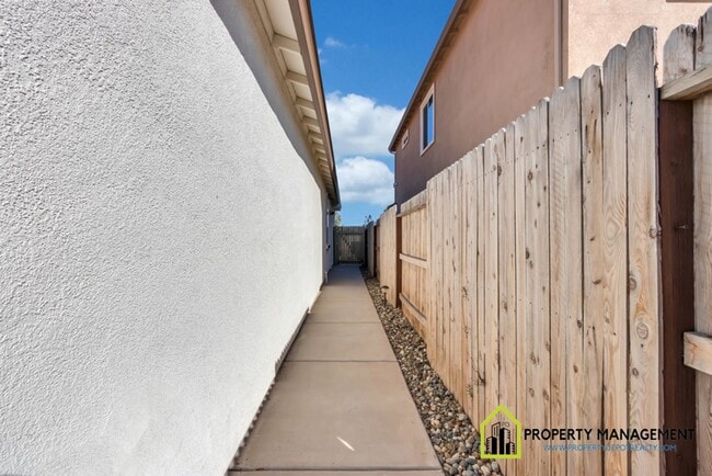 Building Photo - Modern and Spacious 4-Bedroom Home for Rent!
