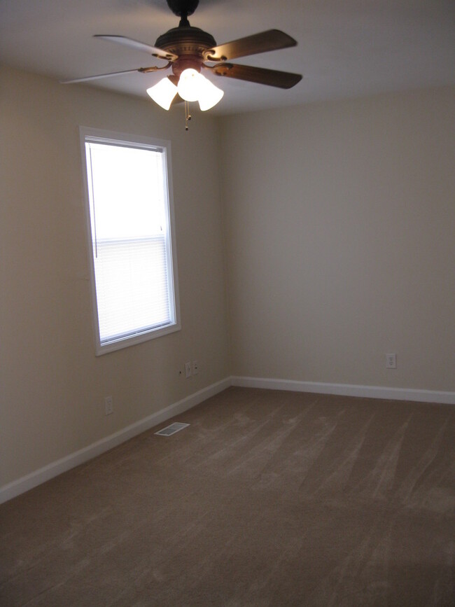 Building Photo - 2BR townhouse in the Western Branch area