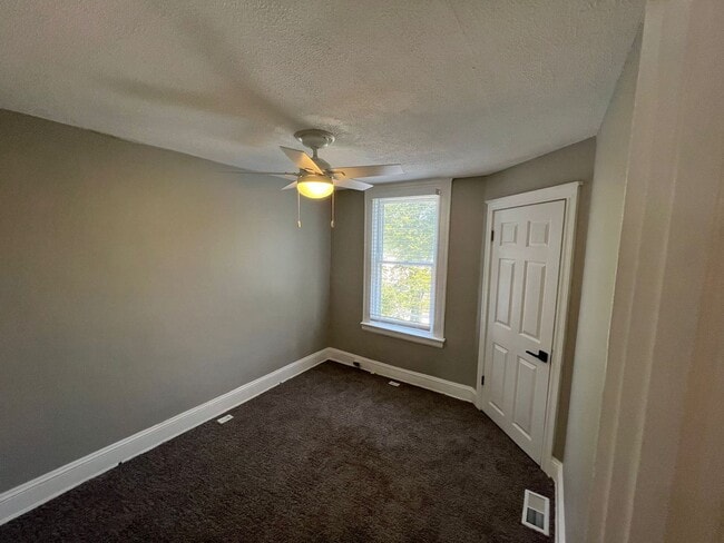 Building Photo - Charming 3 bedroom, 1 bathroom home locate...