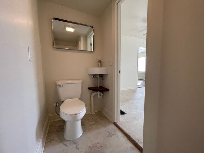 Building Photo - Updated 3 bed 2 bath duplex near downtown ...
