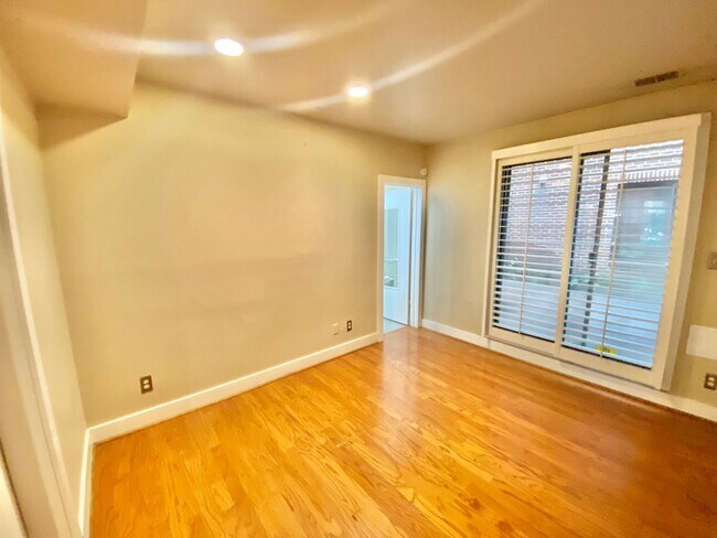Building Photo - Dupont Circle 1 Bedroom Charmer with Patio, Fireplace, Central Air, Washer/Dryer!