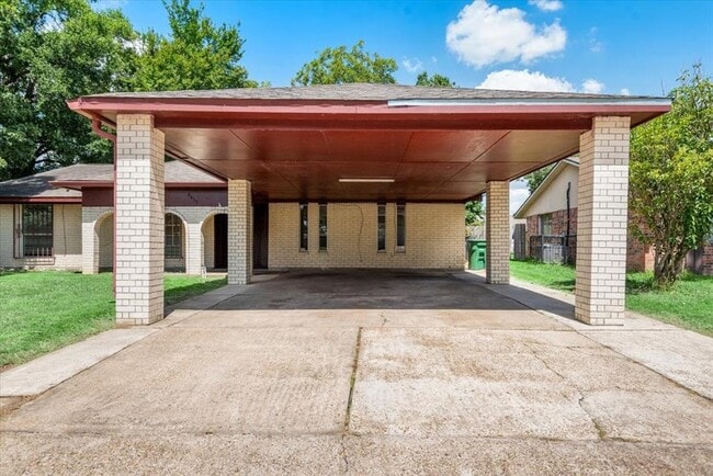 Building Photo - 8630 Valley S Dr