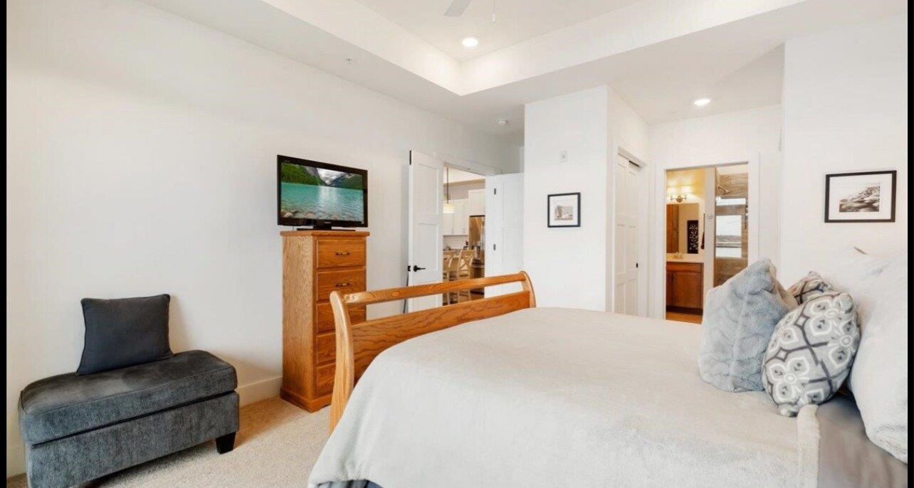 Building Photo - 5600 Lake Edge Rd