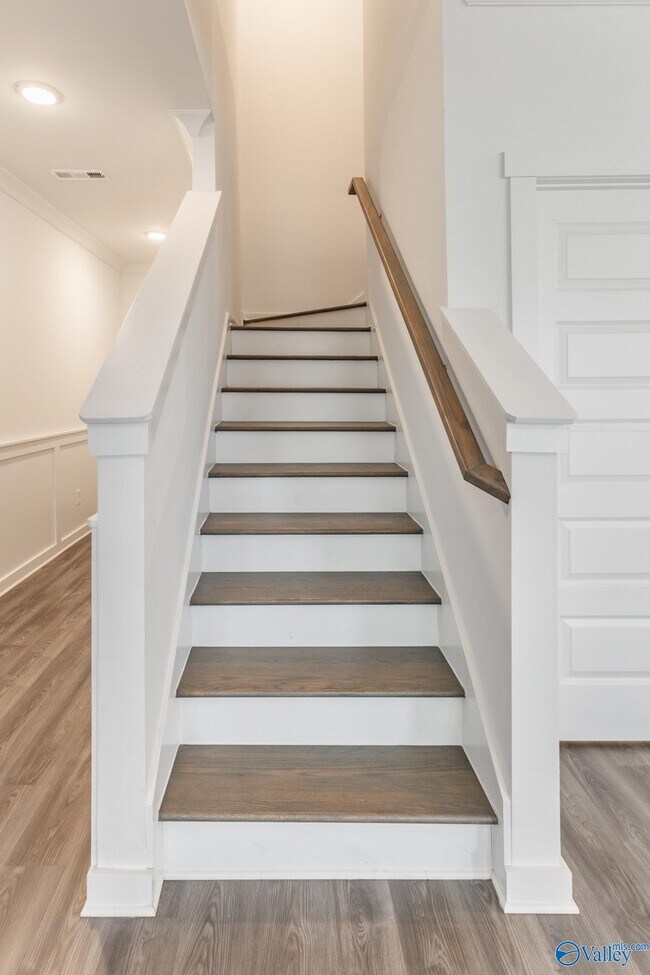 Building Photo - 7502 Discovery Pt Dr NW