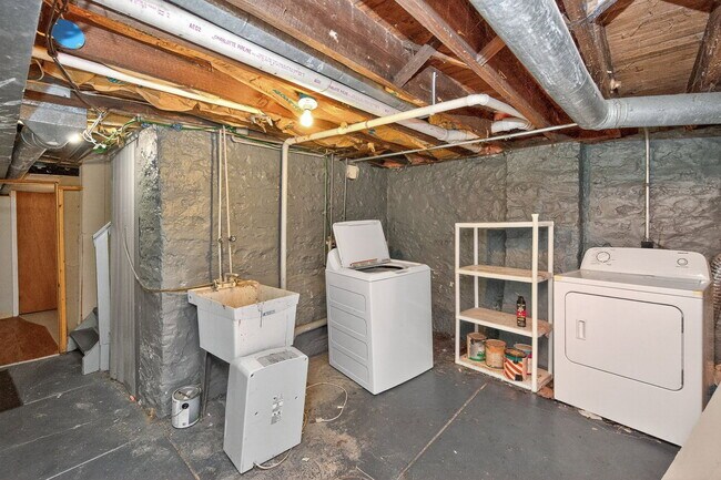 Building Photo - 2343 Rohs St