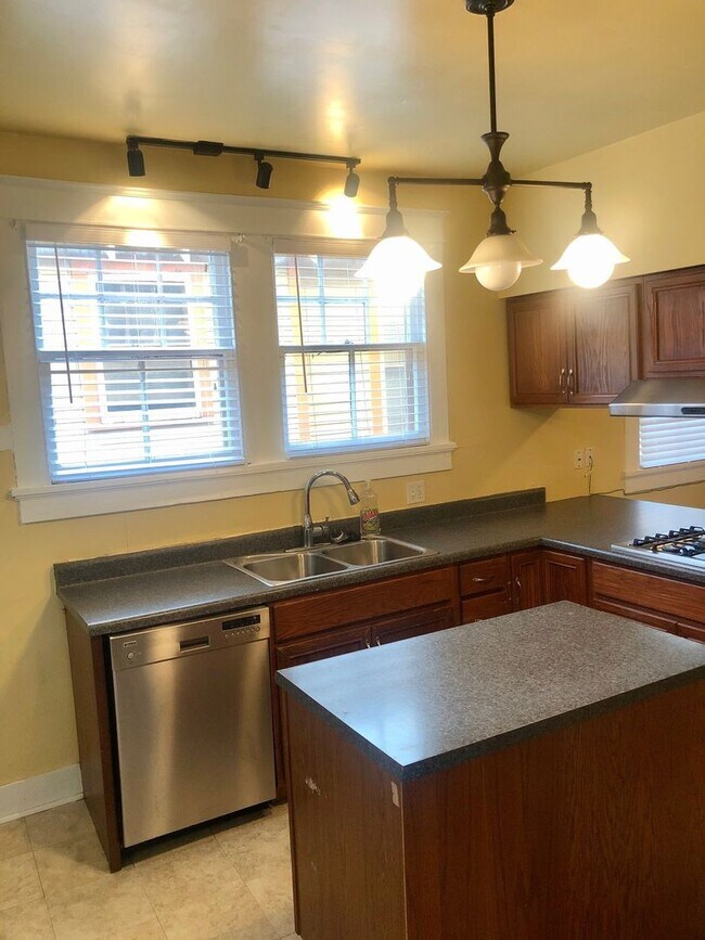 Building Photo - Spacious 2BD with Sun Room and Large Backyard