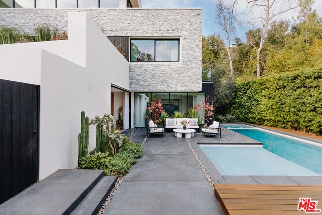 Building Photo - 7681 Willow Glen Rd