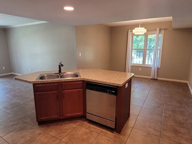 Building Photo - 3 Bedroom 2.5 Bathroom Home