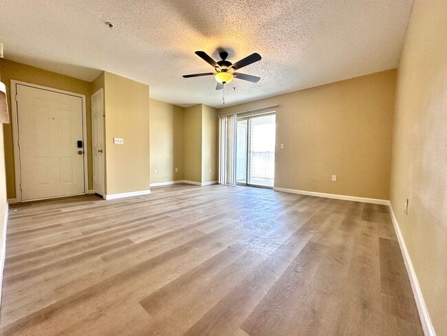 Building Photo - Newly Renovated Third Floor 1B/1B Unfurnis...