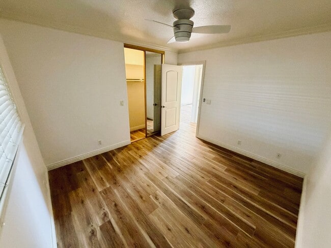 Building Photo - Turnkey Huntington Bay End Unit Near the Beach