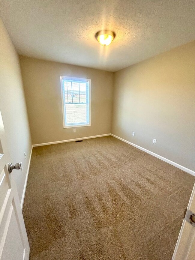 Building Photo - Town House For Rent