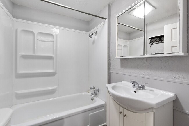 Building Photo - Don't Miss Out On This Amazing 3 bed 1 1/2...