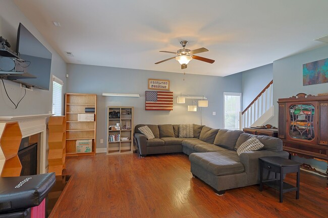 Building Photo - NEW LISTING!!!!!