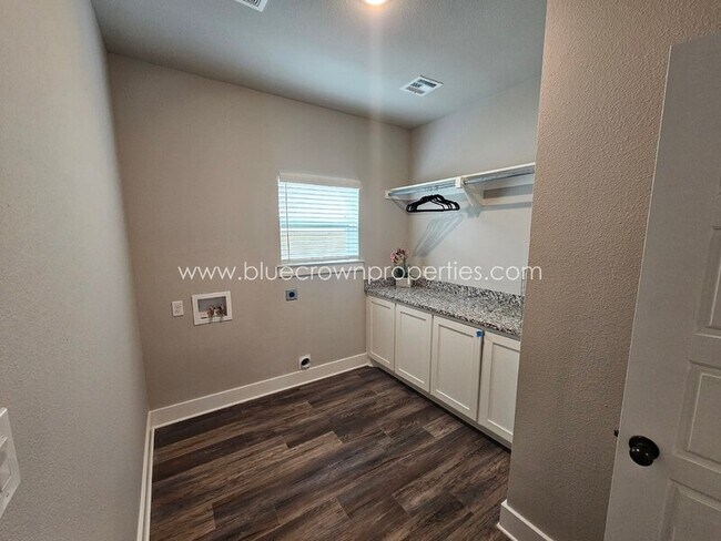 Building Photo - 1800 Aleia Cv