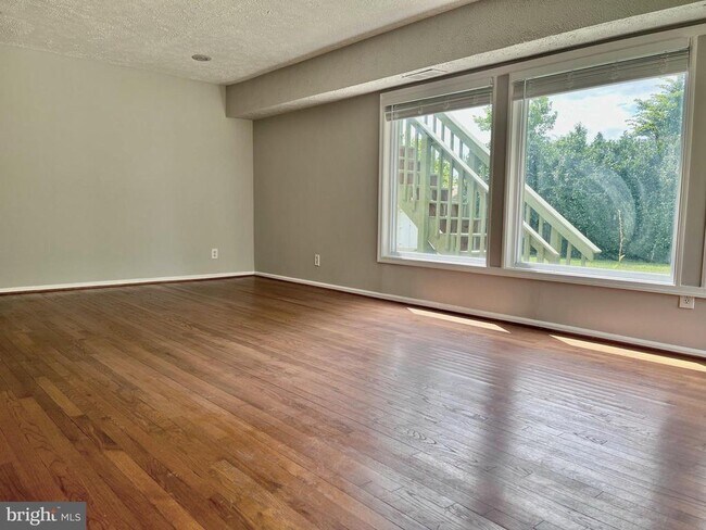 Building Photo - 5350 Ravensworth Rd
