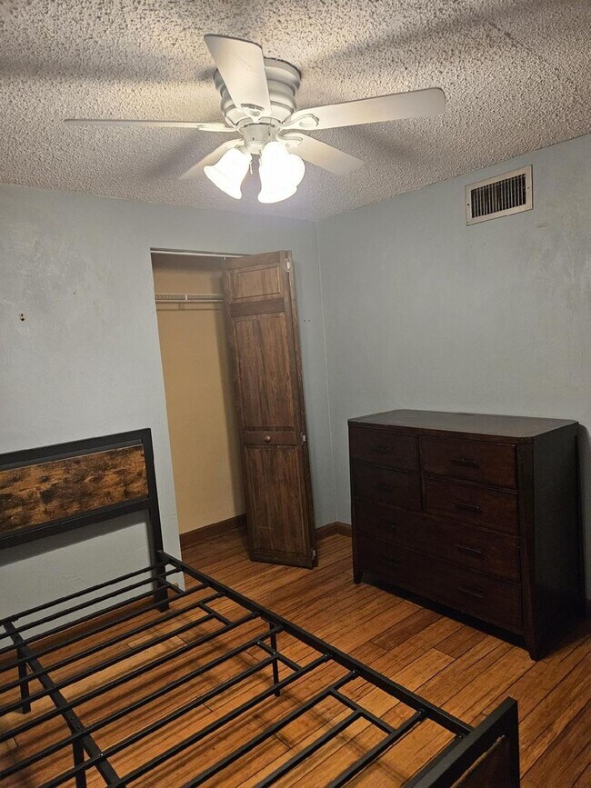 Building Photo - BEAUTIFUL 4 BEDROOM 2 BATH HOME IN THE BEA...