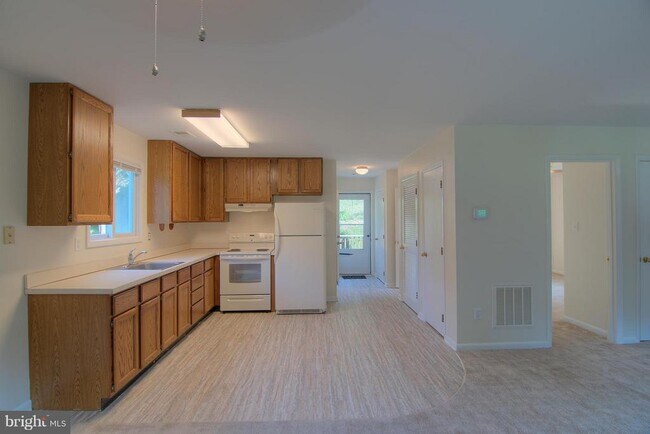 Building Photo - 5105 Shore Dr