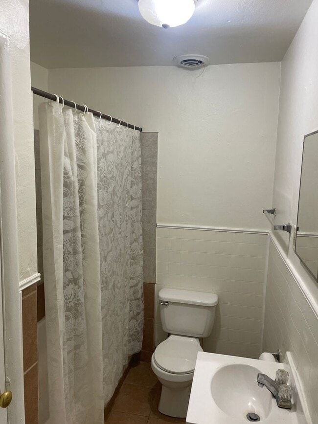 Building Photo - Immaculate 2 Ranch Style Bedroom Duplex