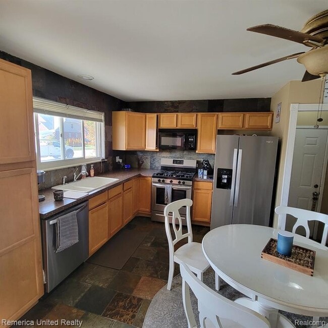 Building Photo - 37944 Lyndon St