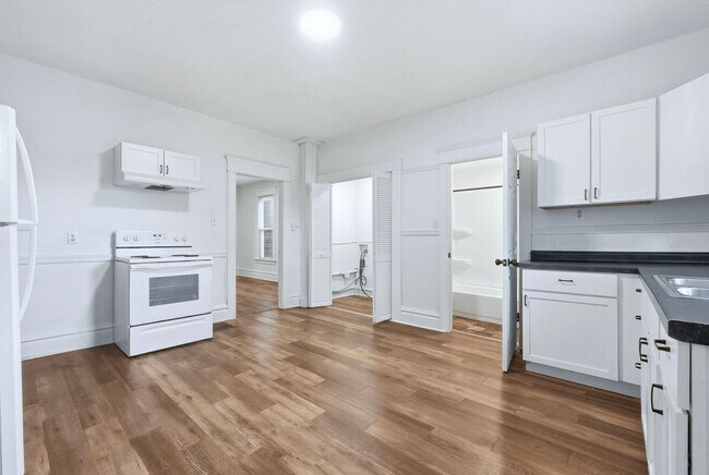 Building Photo - 3-Bed, 2-Bath Home with Large Kitchen & De...