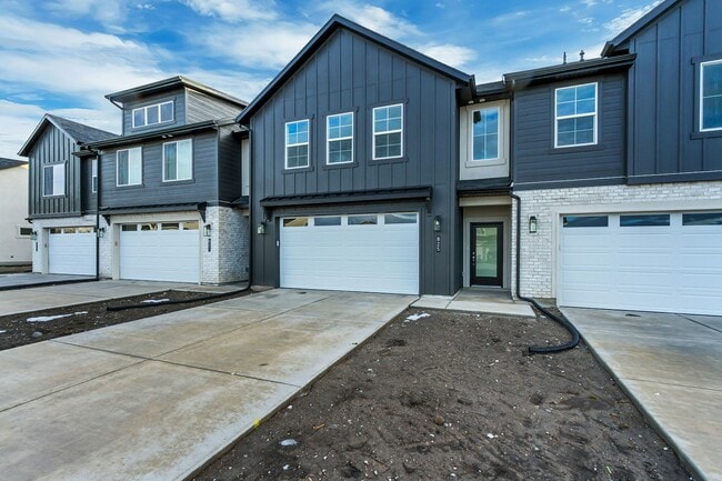 Building Photo - 825 W 700 S