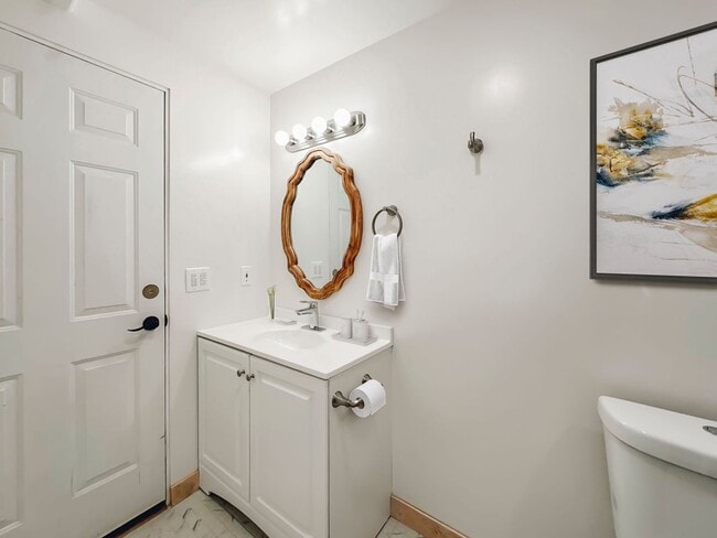 Building Photo - Adorable, Upgraded, 3 Bed/2 Bath duplex, F...