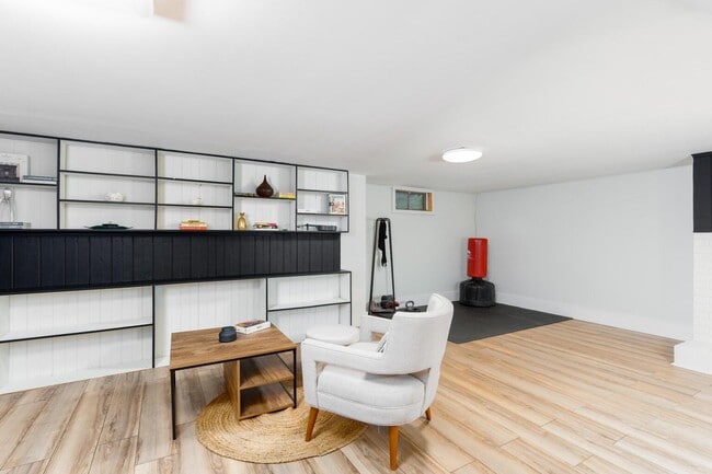 Building Photo - 376 Crown Point