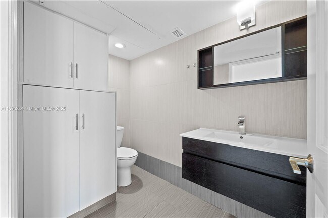 Building Photo - 3000 S Ocean Dr