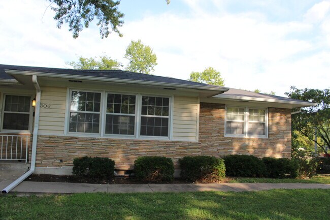 Primary Photo - 306 Loch Ln
