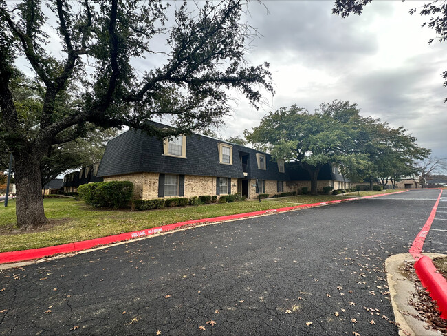 Oak View Apartment Exterior - Oak View Apartments