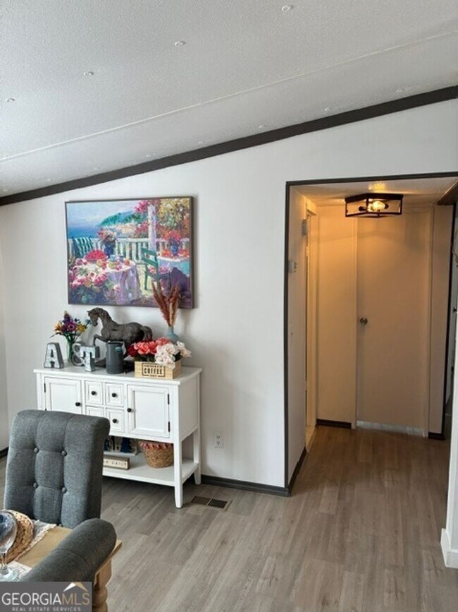 Building Photo - 215 Lynn Dr