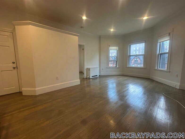 Building Photo - 225 Newbury St