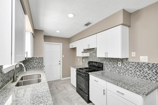 Building Photo - 13734 Cologne Dr